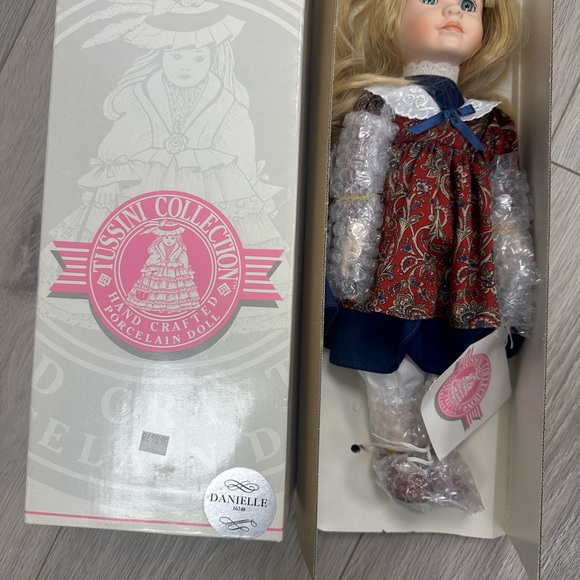 15 Porcelain Dolls New In Box - Picture 9 of 16